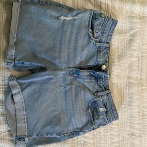 Size 4 levis shorts, barely used.